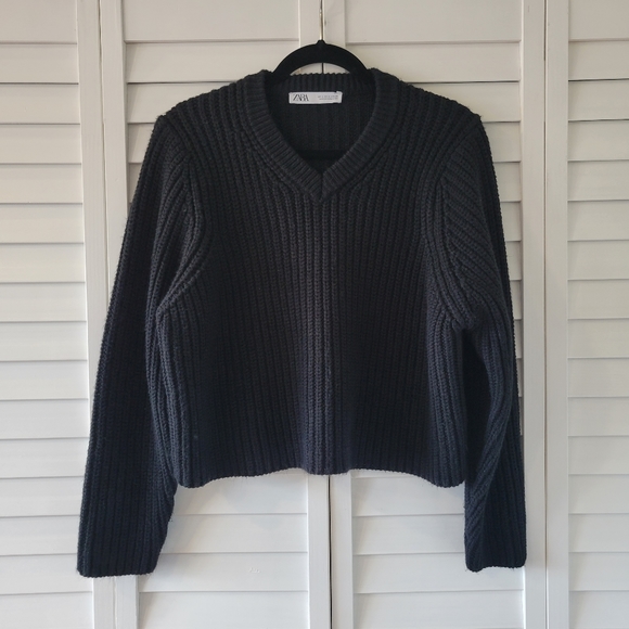 Zara Sweaters - Zara Black Chunky Knit V-neck Cropped Sweater Size M